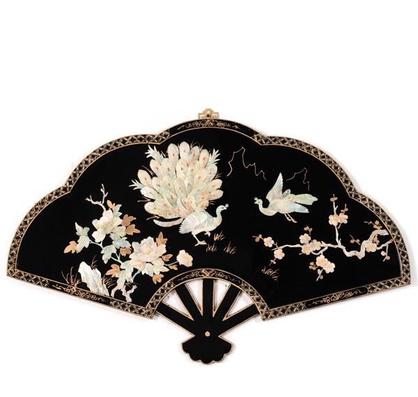 Grande pannello in legno a ventaglio con decori in madreperla