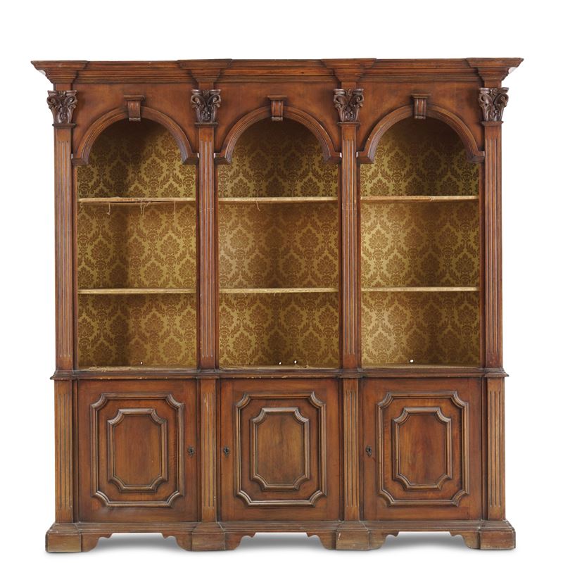Libreria a tre moduli in legno con alzata a giorno  - Asta Antiquariato - Cambi Casa d'Aste