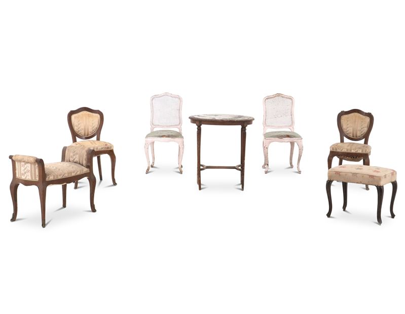 Insieme di tavolino ovale con piano in marmo, due coppie di sedie e due sgabelli imbottiti  - Asta Antiquariato - Cambi Casa d'Aste