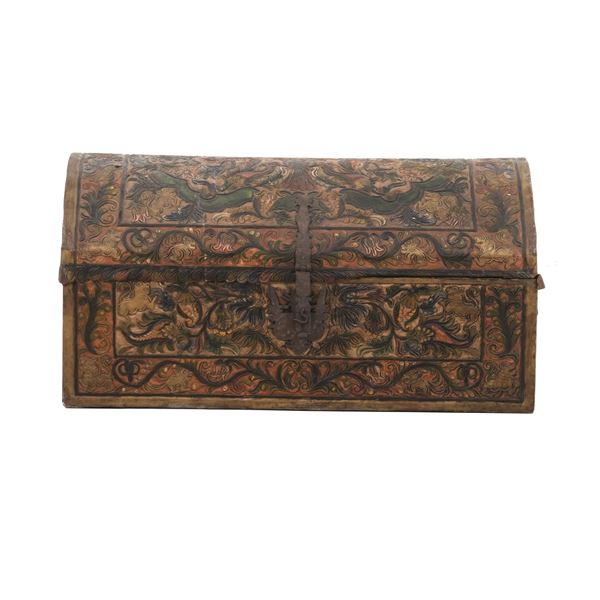 Raro baule rivestito in cuoio lavorato e dipinto