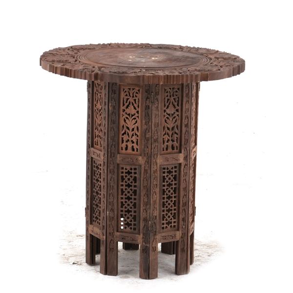 Tavolino da appoggio ottagonale in legno intagliato e traforato, XX secolo
