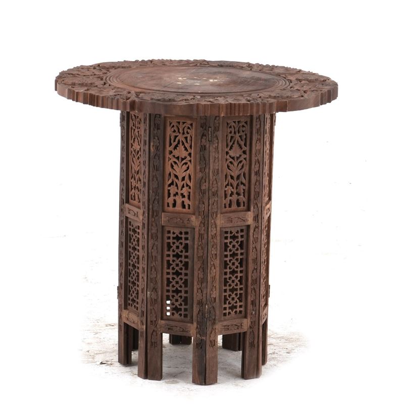 Tavolino da appoggio ottagonale in legno intagliato e traforato, XX secolo  - Asta Antiquariato - Cambi Casa d'Aste