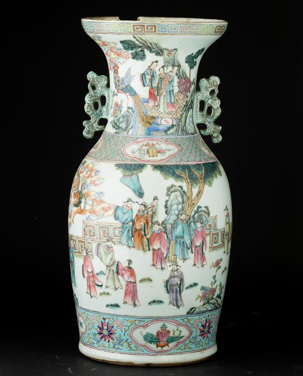 Vaso in porcellana Famiglia Rosa raffigurante scena di vita comune e motivi floreali, anse sagomate, Cina, Dinastia Qing, XIX secolo