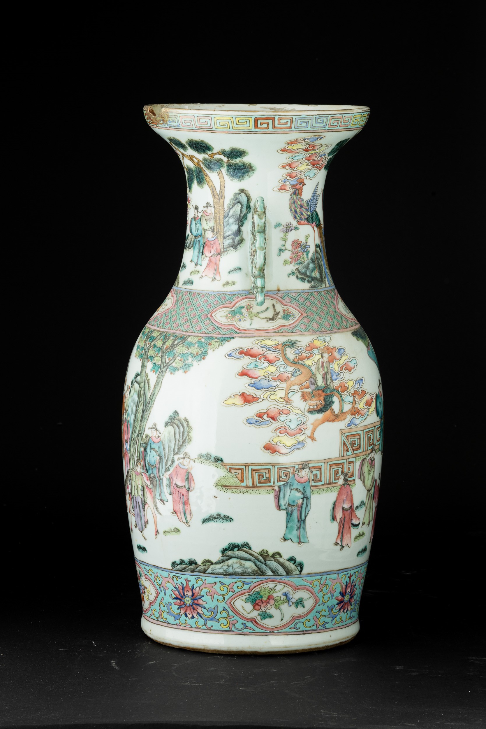 Vaso in porcellana Famiglia Rosa con scena di vita comune e motivi floreali, Cina, Dinastia Qing,...