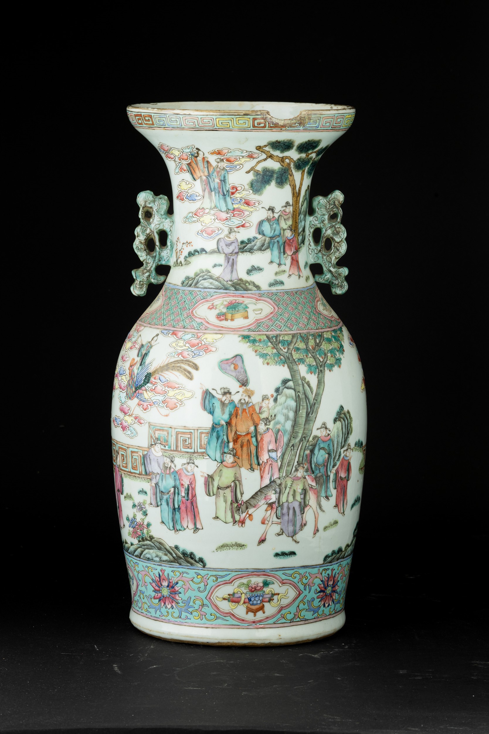 Vaso in porcellana Famiglia Rosa con scena di vita comune e motivi floreali, Cina, Dinastia Qing,...