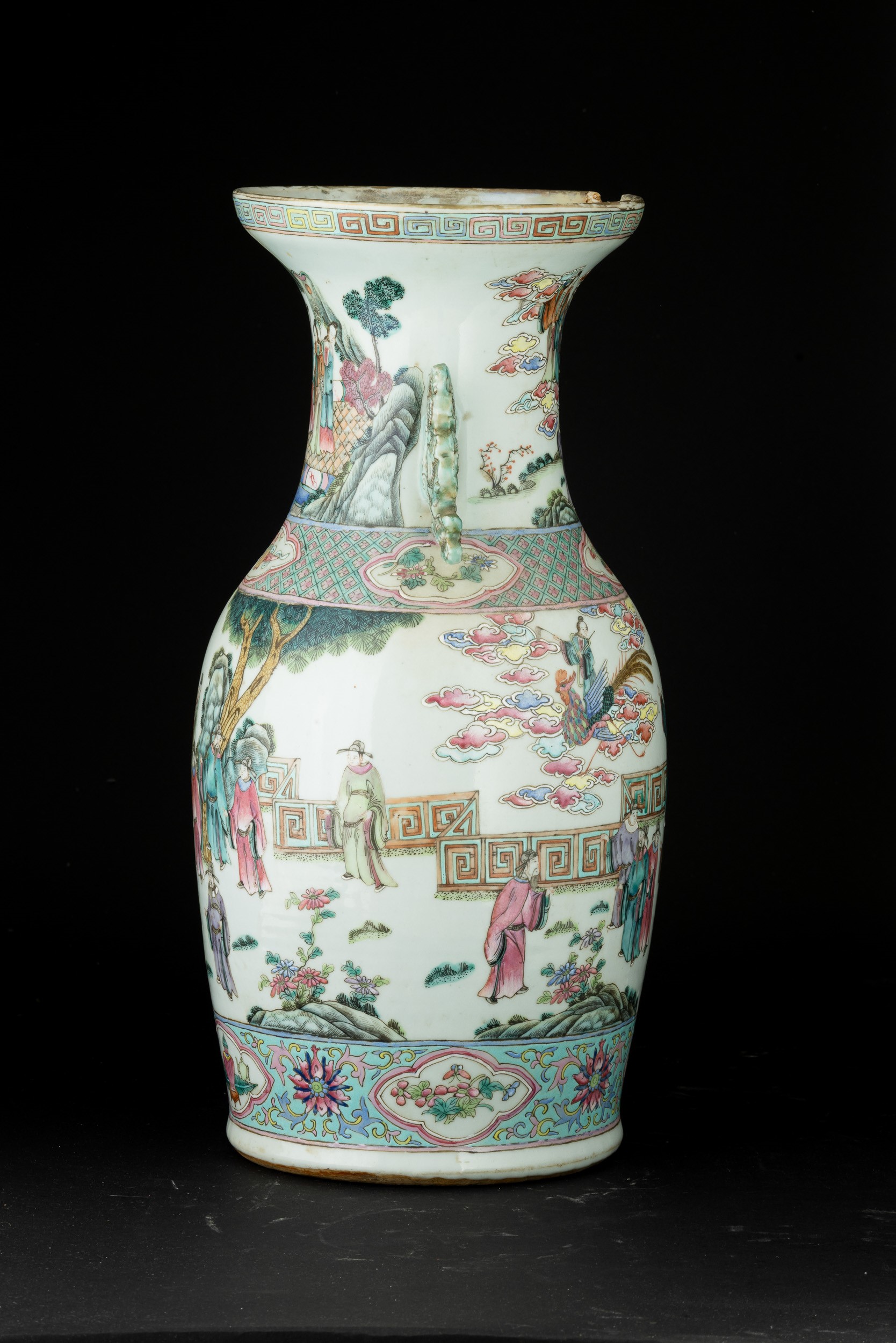 Vaso in porcellana Famiglia Rosa con scena di vita comune e motivi floreali, Cina, Dinastia Qing,...