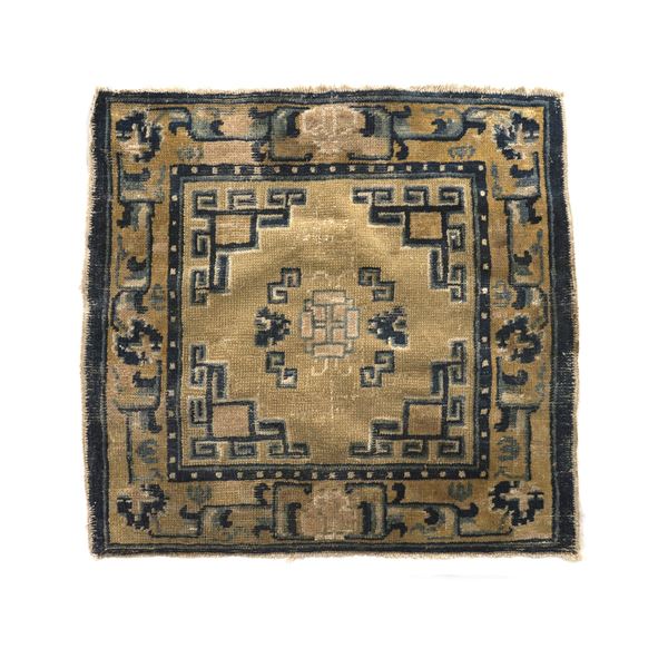 Mat Ninxia, Cina XIX secolo fondo oro con fiore centrale. Venivano usati sulle panche dai monaci