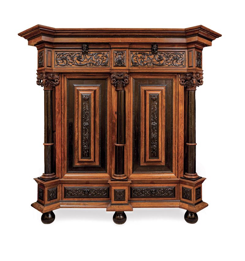 Grande armadio in noce intagliato e parzialmente ebanizzato. XIX-XX secolo  - Auction Six Centuries of Arts and Furnitures - III - Cambi Casa d'Aste