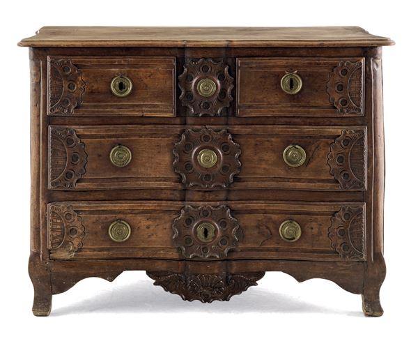 Cassettone in noce intagliato. Francia, XVIII secolo