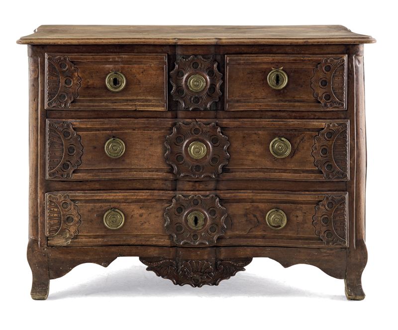 Cassettone in noce intagliato. Francia, XVIII secolo  - Asta Sei Secoli di Arti e Arredi - III - Cambi Casa d'Aste