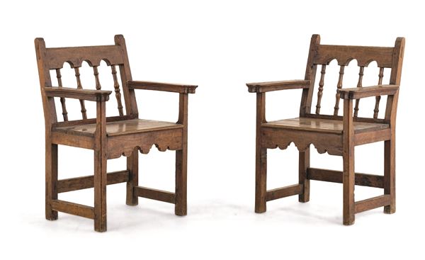 Coppia di poltrone in noce. XX secolo