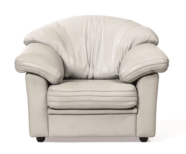 Poltrona in pelle grigia. XX secolo