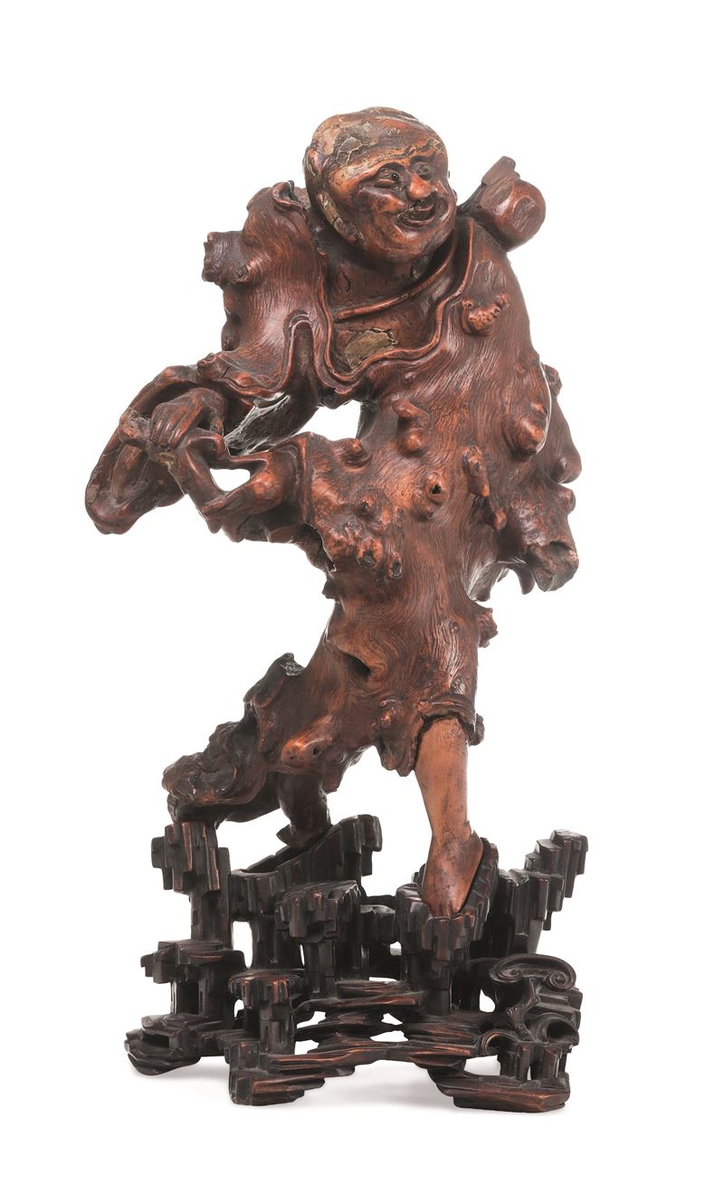 Figura in una radice di huanguali intagliato raffigurante personaggio, Cina, Dinastia Qing, XIX secolo  - Asta Sei Secoli di Arti e Arredi - III - Cambi Casa d'Aste