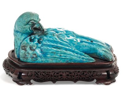 Figura in Porcellana Smaltata Raffigurante Colomba, Cina, Dinastia Qing, Epoca Qianlong (1736-179...