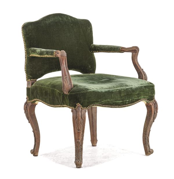 Poltrona in noce intagliato. XVIII secolo