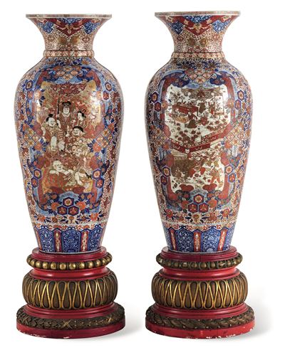 Coppia di Vasi Monumentali in Porcellana Imari a Smalti Policromi, Giappone, Periodo Meiji (1868-...