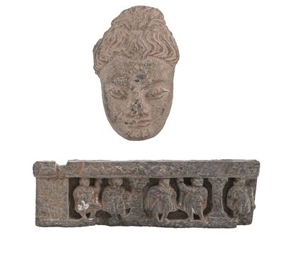 Lotto Composto da Fregio e Testa di Divinità Scolpiti in Pietra, Gandhara, II Secolo