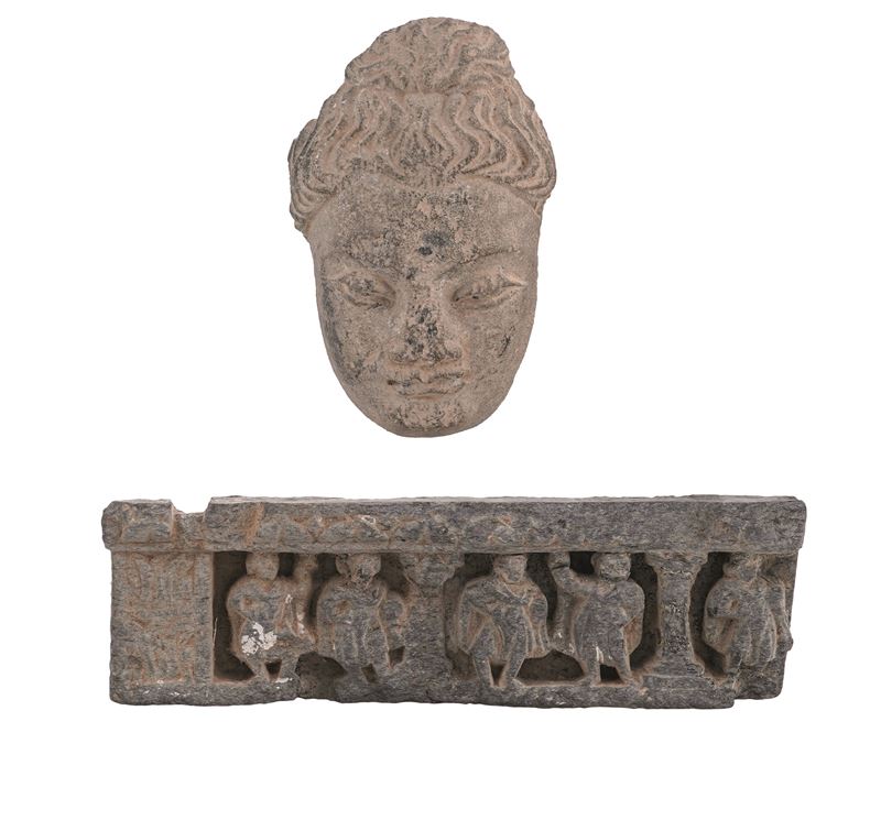 Lotto composto da fregio e testa di divinità scolpiti in pietra, Gandhara, II secolo  - Asta Sei Secoli di Arti e Arredi - III - Cambi Casa d'Aste
