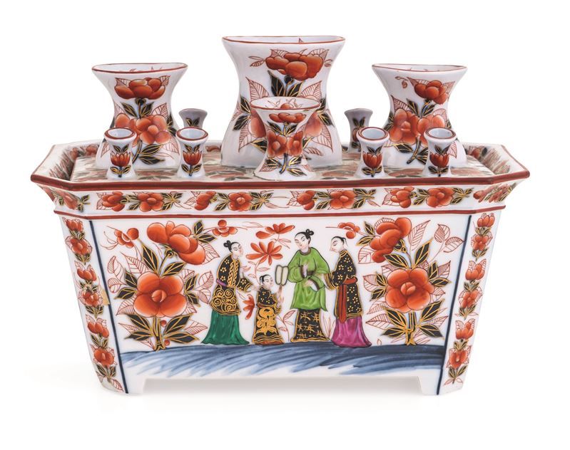 Tulipaniera in porcellana a smalti policromi con scena di corte e motivi floreali. Manifattura francese, XIX secolo  - Asta Sei Secoli di Arti e Arredi - III - Cambi Casa d'Aste