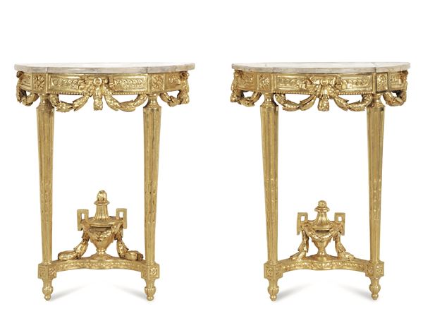 Coppia di consolles in legno intagliato e dorato. XIX-XX secolo