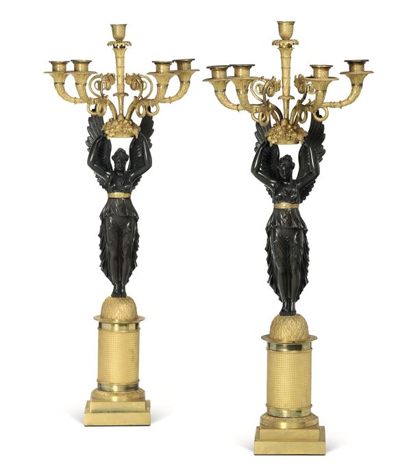 Coppia di candelabri in bronzo dorato e patinato. XIX secolo