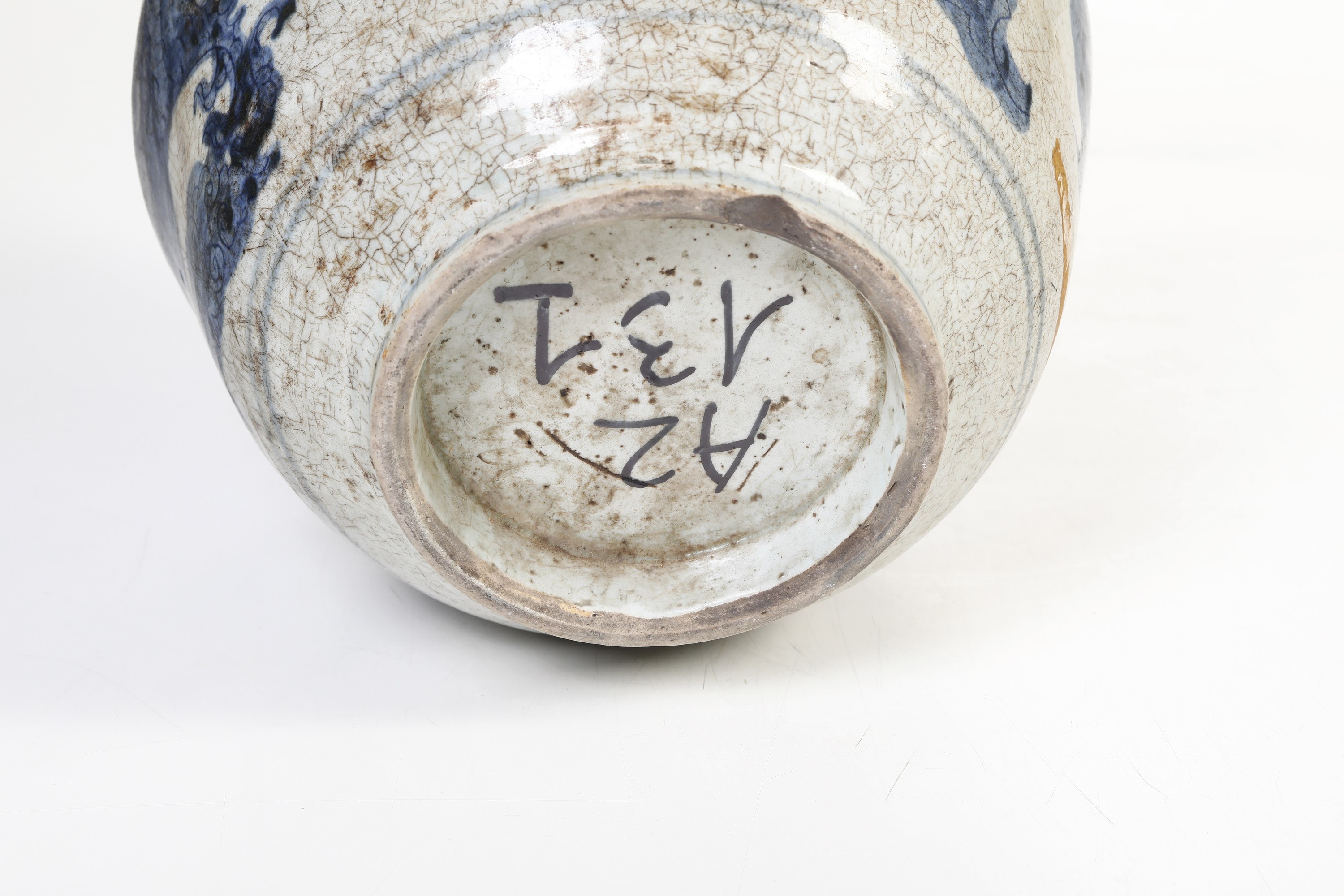 Versatoio in Porcellana Bianca e Blu Raffigurante Drago, Cina, XIX Secolo