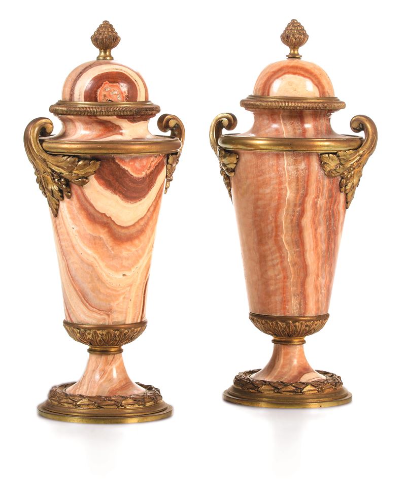 Coppia di vasi con coperchio in alabastro fiorito. XIX-XX secolo  - Auction Six Centuries of Arts and Furnitures - III - Cambi Casa d'Aste
