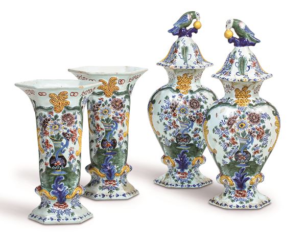 Parure di quattro vasi Delft, Manifattura De Paeuw, XIX secolo