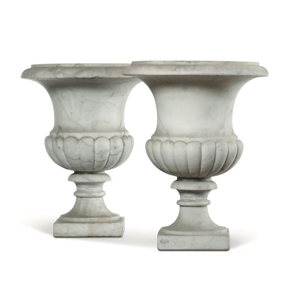 Coppia di vasi medicei in marmo. XIX-XX secolo