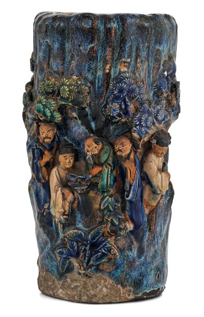 Vaso in Grès a Fondo Blu Raffigurante Personaggi a Rilievo, Cina, XIX Secolo
