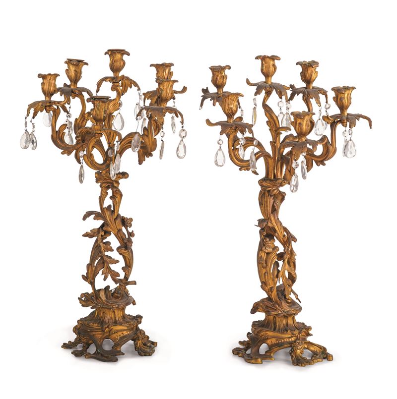 Coppia di candelieri in bronzo e cristallo. XIX secolo  - Asta Sei Secoli di Arti e Arredi - III - Cambi Casa d'Aste