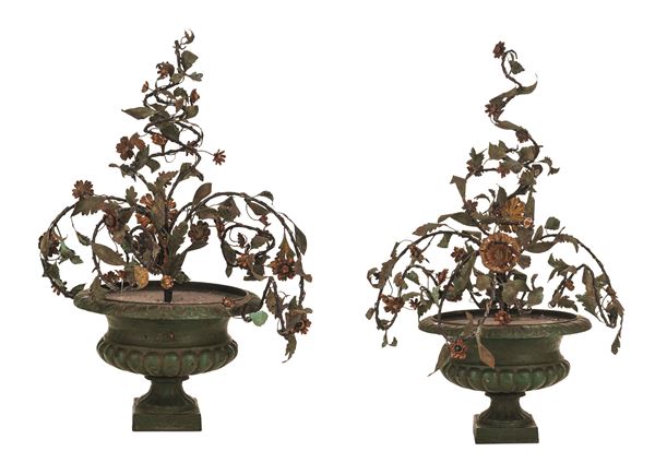 Coppia di vasi in ghisa con applicazioni in metallo. XIX-XX secolo