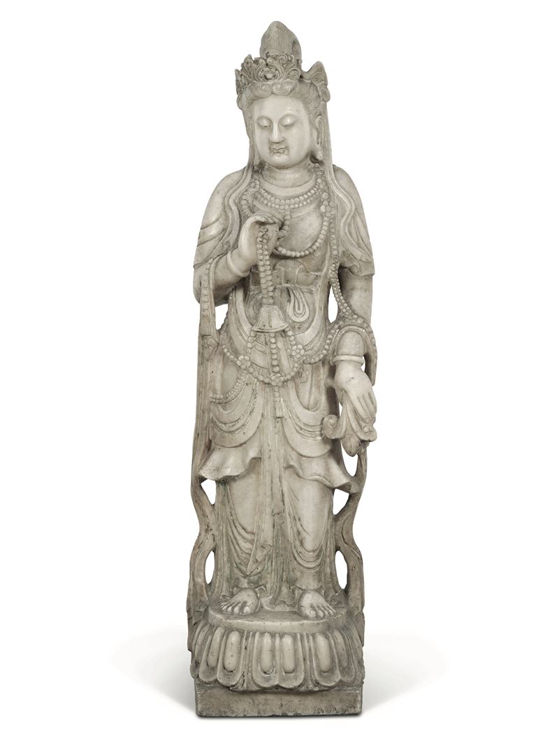 Figura di Guanyin in marmo, Cina, XX secolo  - Asta Sei Secoli di Arti e Arredi - III - Cambi Casa d'Aste