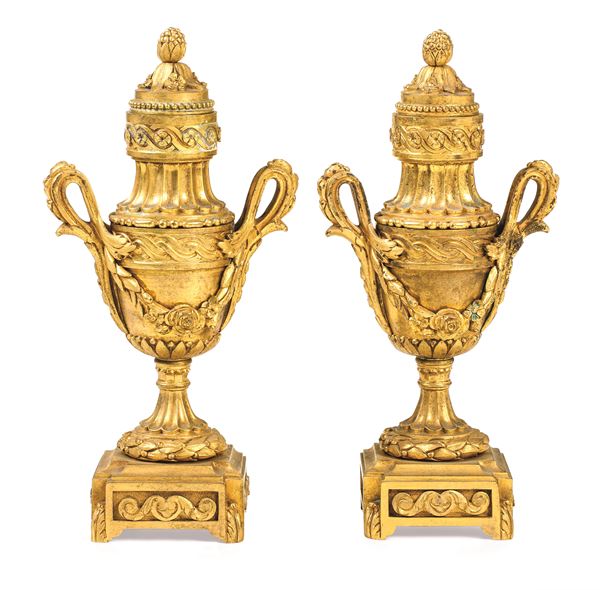 Coppia di cassolettes in bronzo dorato. XIX secolo