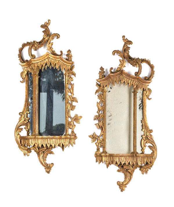 Coppia di specchierine in legno intagliato e dorato. XX secolo