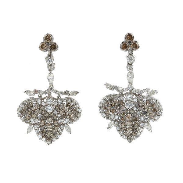 Orecchini pendenti con diamanti bianchi e fancy