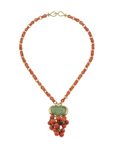 Girocollo in corallo con smeraldi incisi, in oro giallo 750/1000