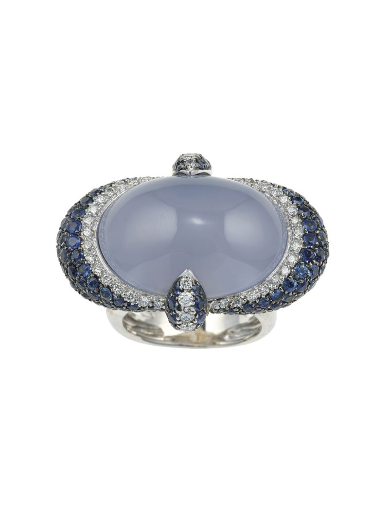 Anello con calcedonio taglio cabochon, diamanti e zaffiri  - Asta Fine Jewels - Cambi Casa d'Aste