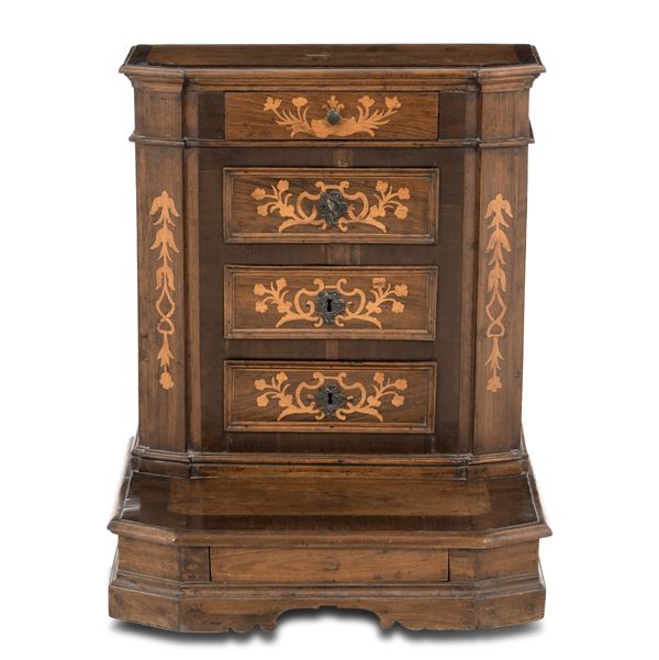 Inginocchiatoio in legno intarsiato. XVIII secolo