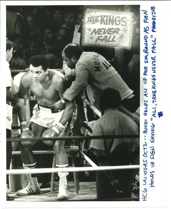 Houston Chronicle Library Muhammad Ali durante il quinto round del match “The Greatest” in Las Vegas, 1980