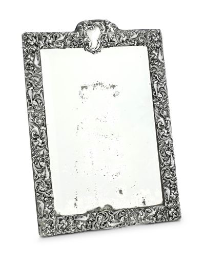 Specchiera con Cornice in Argento Sbalzato e Traforato. Londra 1894, Argentiere William Richard C...