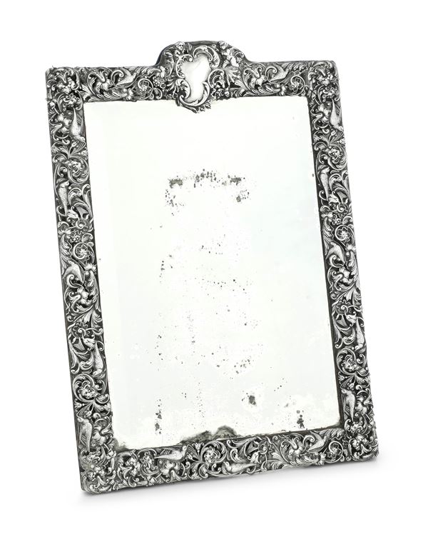 Specchiera con cornice in argento sbalzato e traforato. Londra 1894, argentiere William Richard Corke o William Comyns & sons