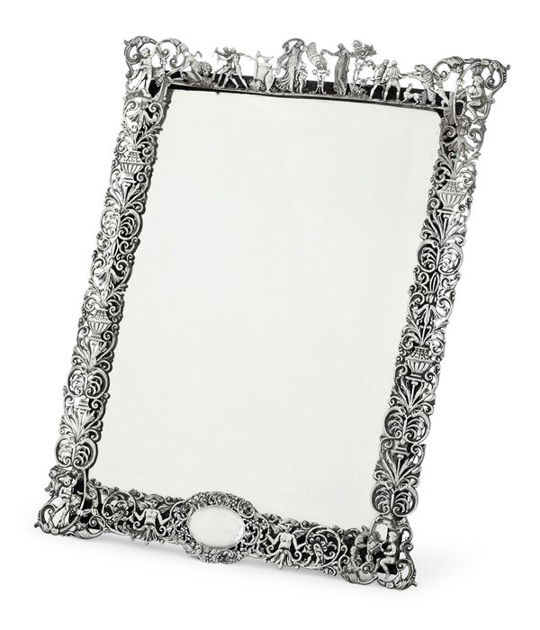 Specchiera con cornice in argento sbalzato e traforato. Londra 1888, argentiere Jane Brownett
