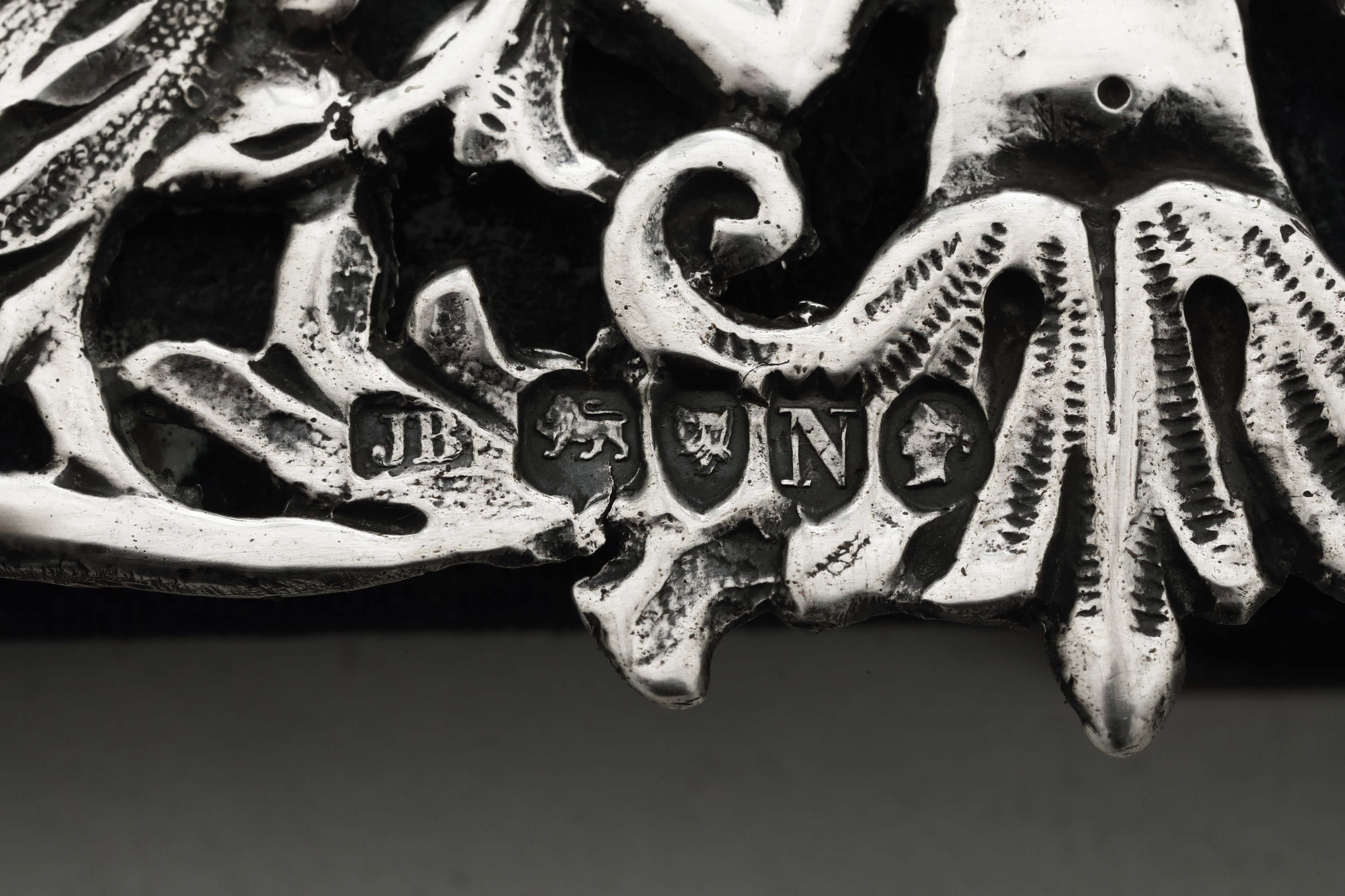 Specchiera con Cornice in Argento Sbalzato e Traforato. Londra 1888, Argentiere Jane Brownett
