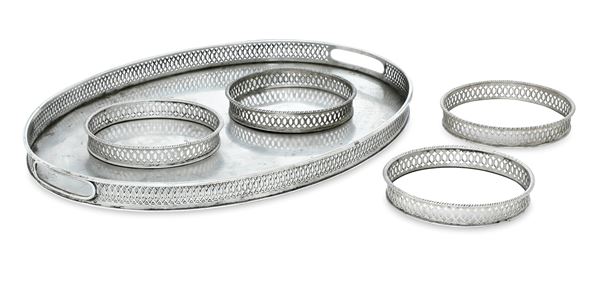 Vassoio ovale a ringhiera e quattro sottobottiglia. Argenteria veneziana del XIX secolo