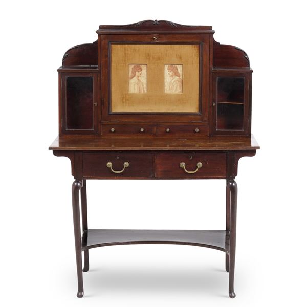 Scrittoio in legno intagliato. XIX-XX secolo