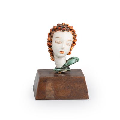 Goldscheider, Testa di donna stilizzata in terracotta maiolicata con decorazione policroma