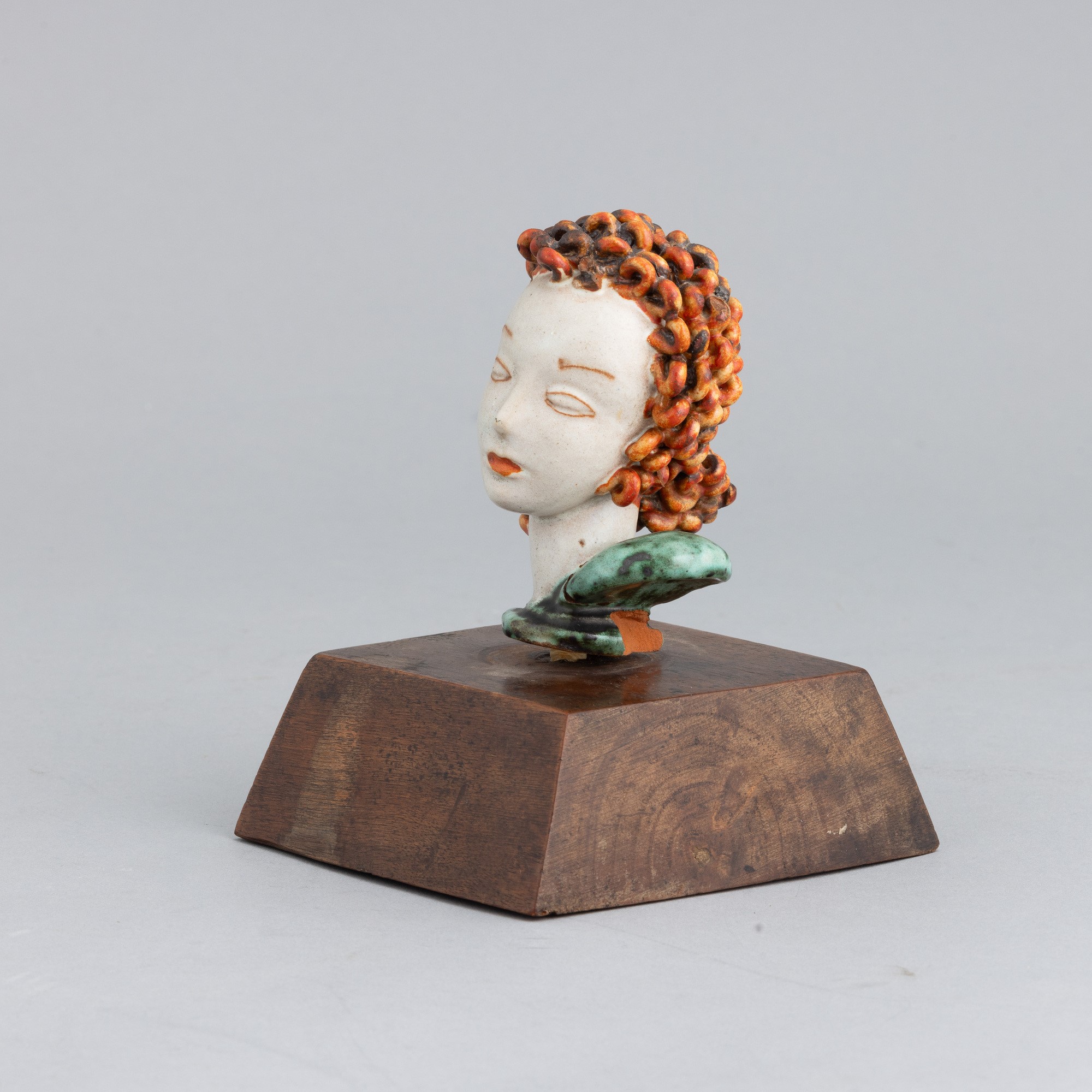 Goldscheider, Testa stilizzata di donna in terracotta maiolicata, Austria circa 1930