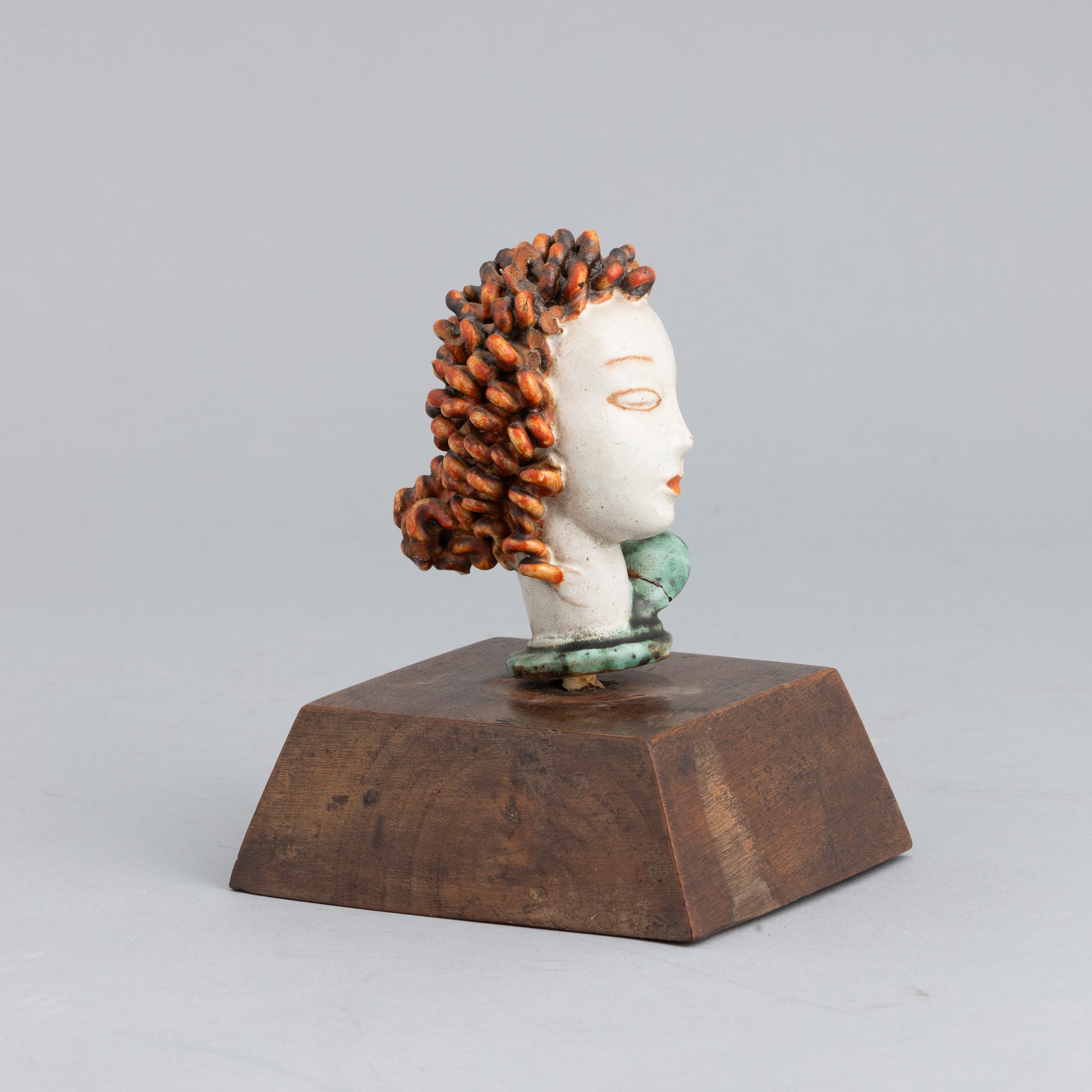 Goldscheider, Testa stilizzata di donna in terracotta maiolicata, Austria circa 1930