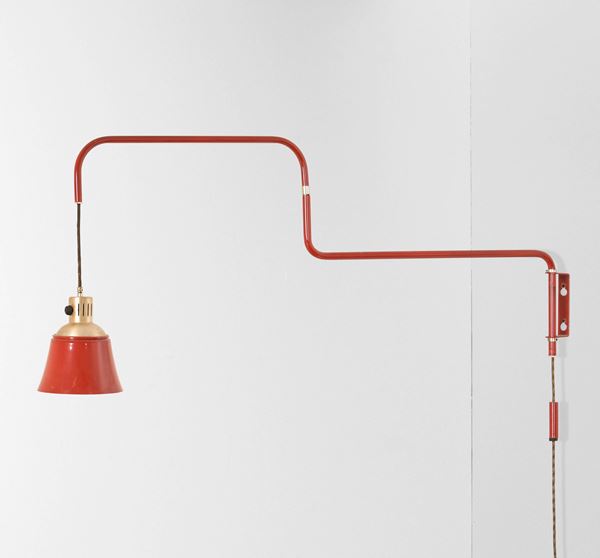 Lampada a parete orientabile ed estensibile.